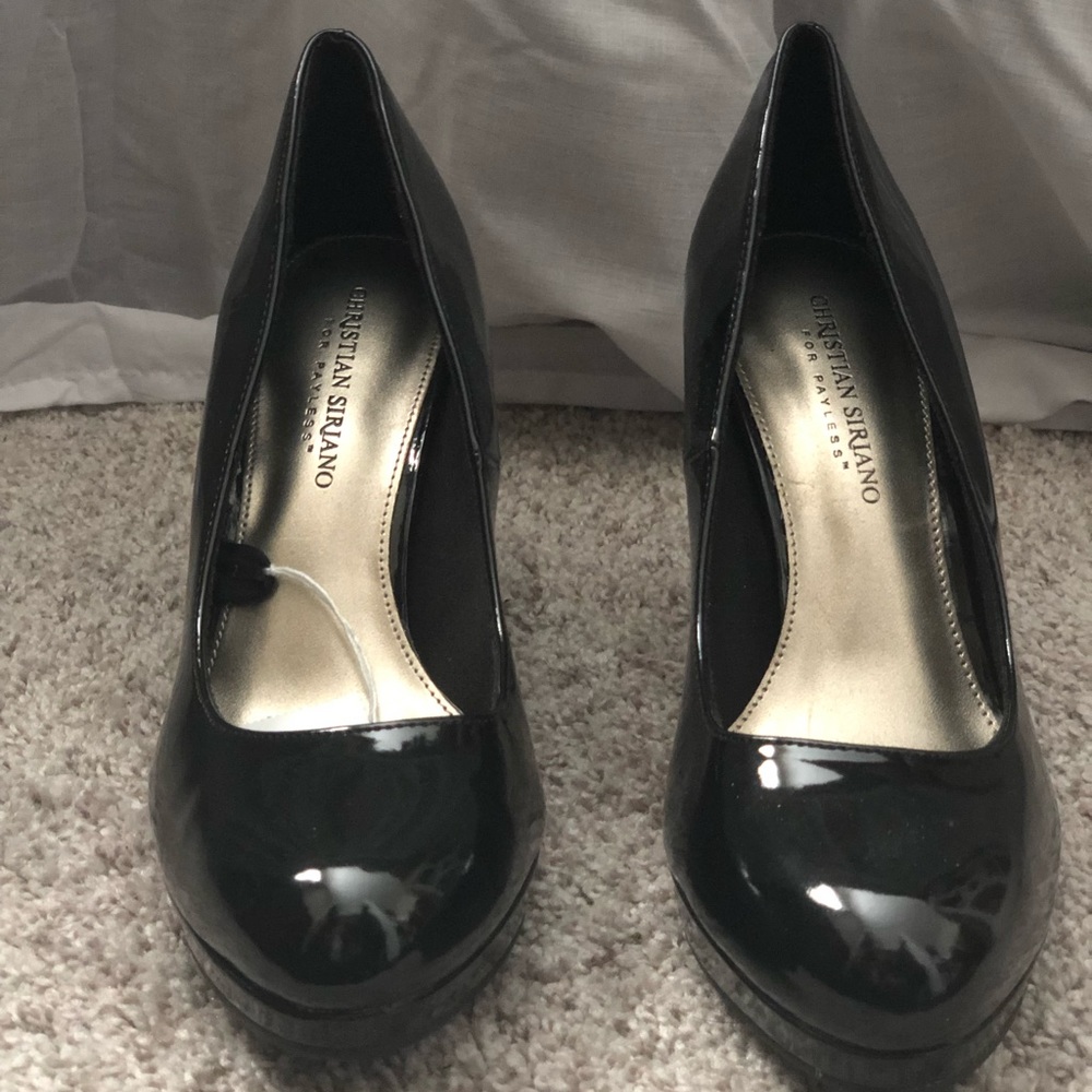 Black pumps